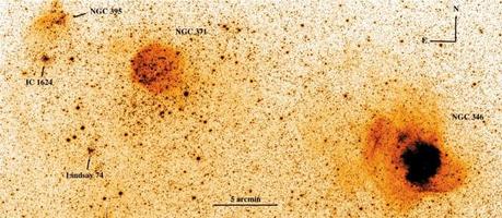 Immagine nella banda g di una porzione della Piccola Nube di Magellano ripresa dal VST. Le sigle indicano alcuni ammassi e zone di formazione stellare