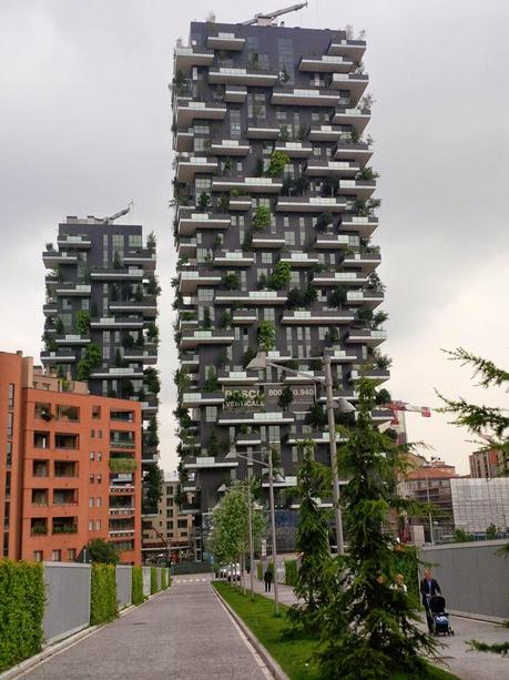 Milano Porta Nuova. Un'area semi abbandonata in pieno centro trasformata nel giro di 4 anni. Ora il capoluogo lombardo è migliore o peggiore? Perché Roma è l'unica città occidentale dove queste trasformazioni urbane non posso avvenire?