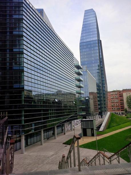 Milano Porta Nuova. Un'area semi abbandonata in pieno centro trasformata nel giro di 4 anni. Ora il capoluogo lombardo è migliore o peggiore? Perché Roma è l'unica città occidentale dove queste trasformazioni urbane non posso avvenire?