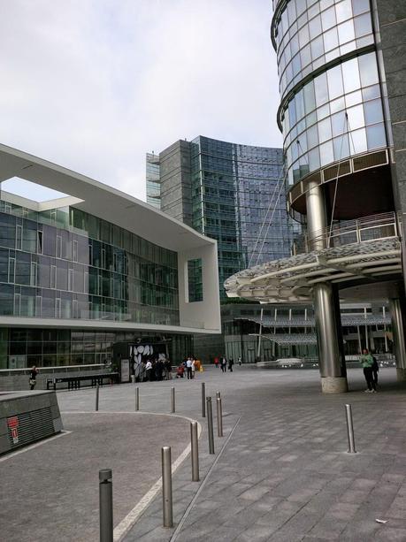 Milano Porta Nuova. Un'area semi abbandonata in pieno centro trasformata nel giro di 4 anni. Ora il capoluogo lombardo è migliore o peggiore? Perché Roma è l'unica città occidentale dove queste trasformazioni urbane non posso avvenire?