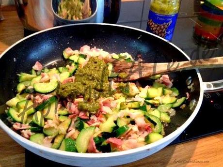 Rigatoni con Zucchine, Bacon e Pesto di Pistacchi