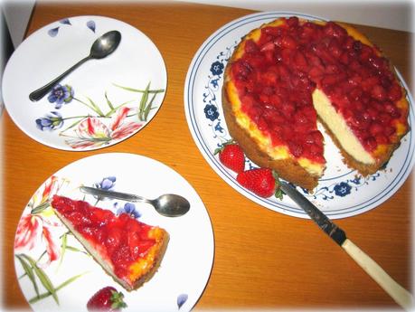 La ricetta della cheesecake con fragole e philadelphia è un must dell'estate. Rinfrescante e davvero golosa.