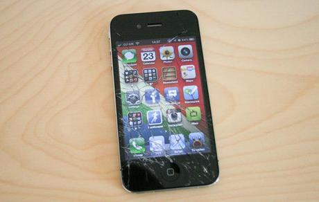 iphone-4-shattered-screen-william-hook-flickr