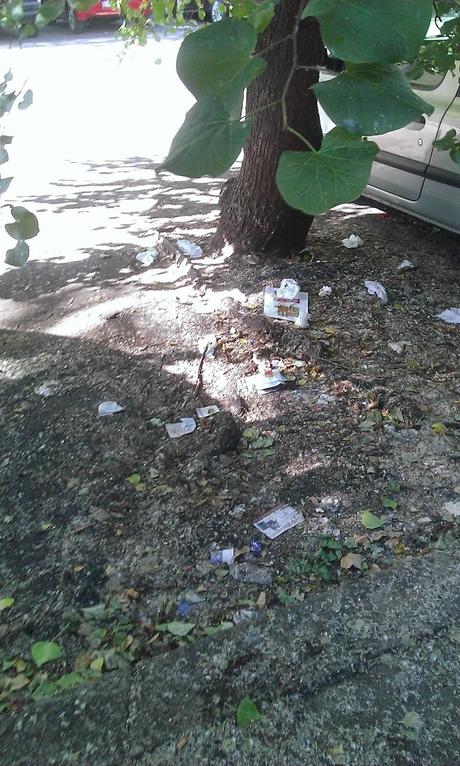 Via dei Frentani. Le prove provate di una strada centralissima che non viene pulita da cento giorni. Ormai la spazzatura è fossile, presto protetta dalla Sovrintendenza?