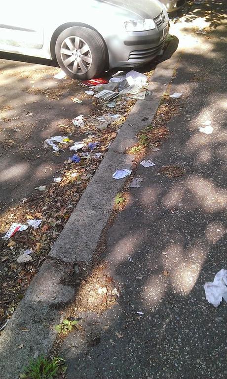 Via dei Frentani. Le prove provate di una strada centralissima che non viene pulita da cento giorni. Ormai la spazzatura è fossile, presto protetta dalla Sovrintendenza?