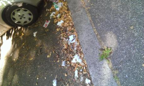 Via dei Frentani. Le prove provate di una strada centralissima che non viene pulita da cento giorni. Ormai la spazzatura è fossile, presto protetta dalla Sovrintendenza?