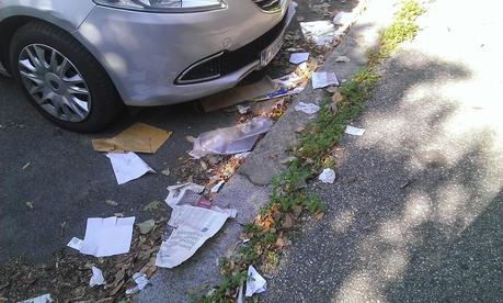 Via dei Frentani. Le prove provate di una strada centralissima che non viene pulita da cento giorni. Ormai la spazzatura è fossile, presto protetta dalla Sovrintendenza?