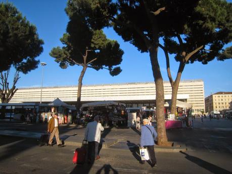 Stazione Termini e dintorni. Ben arrivati nel Terzo Mondo, amici turisti che dovreste essere il sostegno economico della città