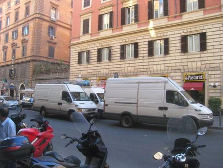 Stazione Termini e dintorni. Ben arrivati nel Terzo Mondo, amici turisti che dovreste essere il sostegno economico della città