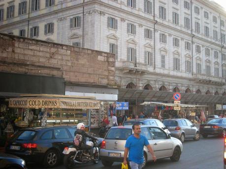 Stazione Termini e dintorni. Ben arrivati nel Terzo Mondo, amici turisti che dovreste essere il sostegno economico della città