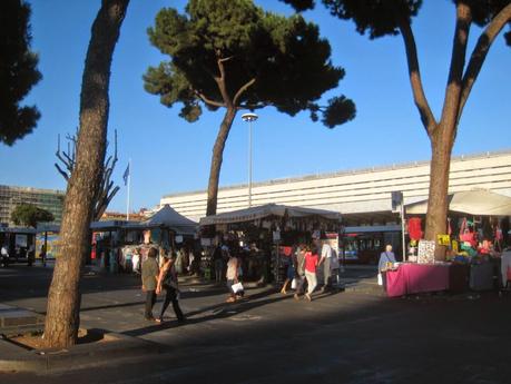 Stazione Termini e dintorni. Ben arrivati nel Terzo Mondo, amici turisti che dovreste essere il sostegno economico della città