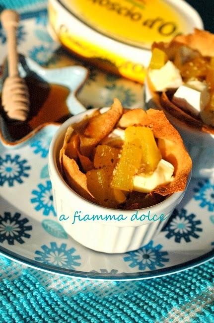 Cestini di pane carasau al mango e formaggio