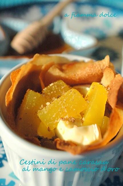 Cestini di pane carasau al mango e formaggio