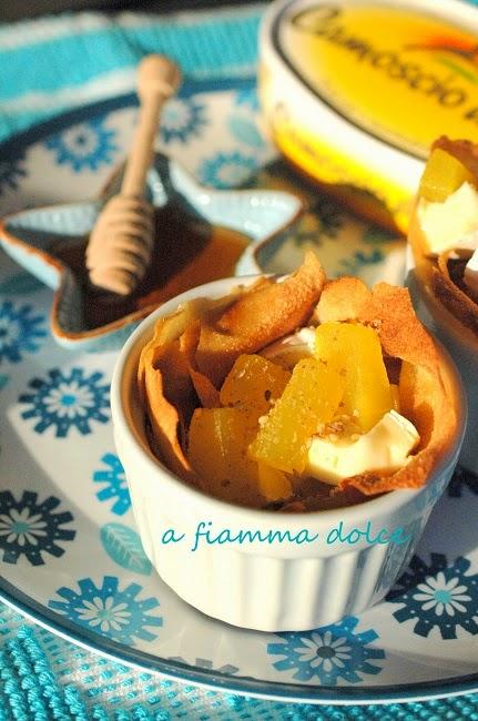 Cestini di pane carasau al mango e formaggio