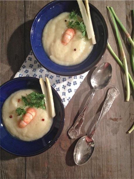 Zuppetta fredda di asparagi bianchi di Cantello, con gamberi al Calvados, tallì d’aglio, bacche di pepe rosa e germogli di pisello