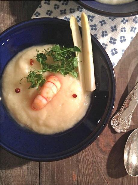 Zuppetta fredda di asparagi bianchi di Cantello, con gamberi al Calvados, tallì d’aglio, bacche di pepe rosa e germogli di pisello