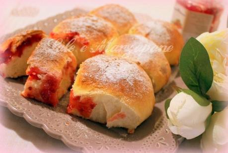 PAN BRIOCHE SOFFICISSIMO CON CONFETTURA EXTRA DI RIBES ROSSO