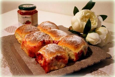 PAN BRIOCHE SOFFICISSIMO CON CONFETTURA EXTRA DI RIBES ROSSO