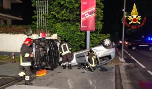 Le auto ribaltate dopo l'incidente della scorsa notte, nei pressi del benzinaio di Viale Dante, a Luino.