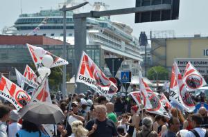 Venezia: protesta No Grandi Navi blocca partenza crocieristi