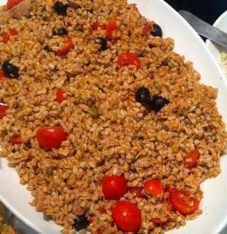 Grano saraceno decorticato con pomodorini, tonno, olive nere, capperi, olio e aceto balsanico di Modena