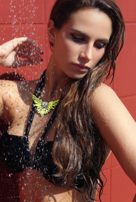 lovehandmade fashion blog_ barbara valentina grimaldi fashion blogger_black bikini sisi goldenpoint_yellow statement necklace_ sexy shower_wet hair