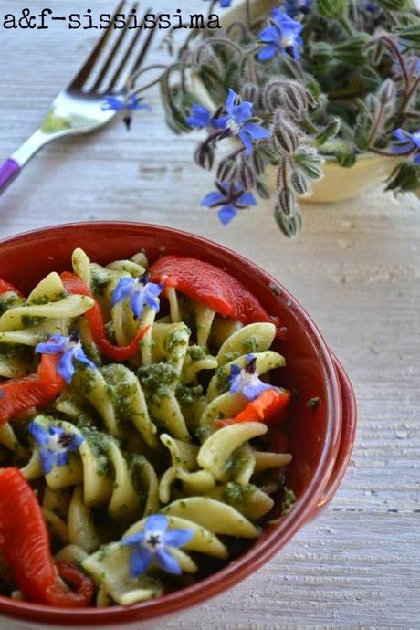 fusilloni con pesto di borragine e peperone