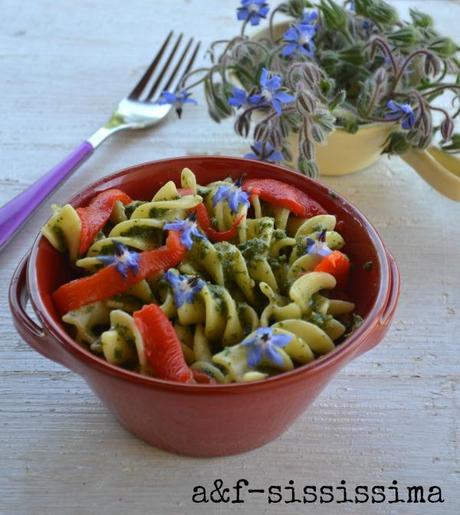 fusilloni con pesto di borragine e peperone