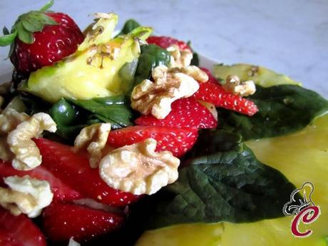 Insalata di spinaci con ananas e fragole: esserci con i colori, con la vivacità e con la consueta consapevolezza