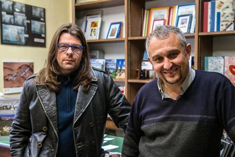 Una chiacchierata tra amici parlando di fotografia.