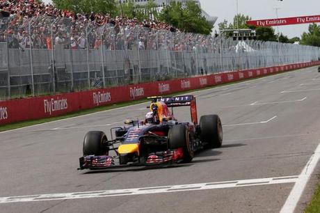 Daniel-Ricciardo_GP_Canada_2014 (12)