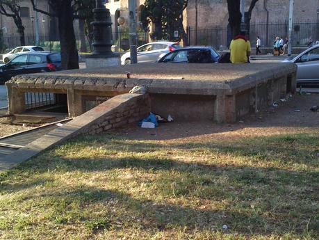 Tutte le incredibili foto di Piazza Esedra e dintorni. La piazza più centrale della città totalmente abbandonata al degrado: degnamente Piazza della Repubblica