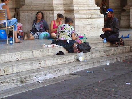 Tutte le incredibili foto di Piazza Esedra e dintorni. La piazza più centrale della città totalmente abbandonata al degrado: degnamente Piazza della Repubblica