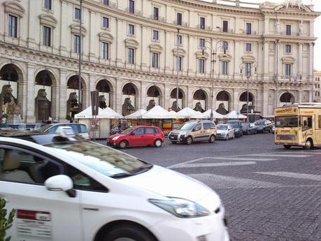 Tutte le incredibili foto di Piazza Esedra e dintorni. La piazza più centrale della città totalmente abbandonata al degrado: degnamente Piazza della Repubblica