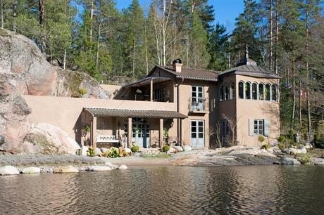 In Svezia, sul lago un’autentica meraviglia in stile provenzale