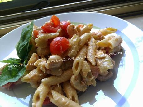 Insalata di pasta con salsa allo yogurt.