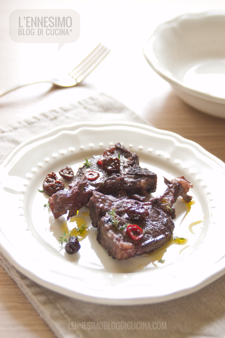 COSTOLETTE D'AGNELLO CON SALSA DI CILIEGIE E TIMO FRESCO