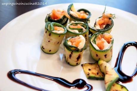 Rotolini di zucchine, formaggio spalmabili e salmone affumicato