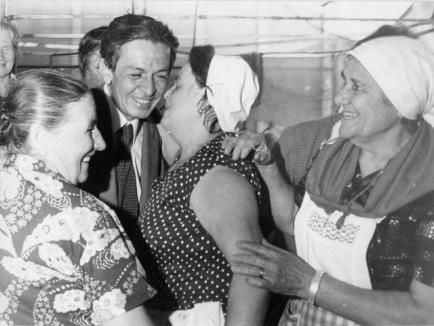 Enrico Berlinguer bacia le volontarie della festa de l'Unità