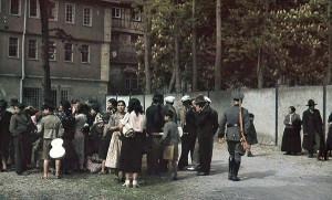 Sinti e rom in attesa di deportazione wikipedia 300x181 Rom e zingari: ieri e oggi