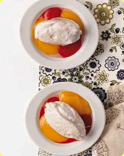 Meringhe su frullato di mango e lamponi