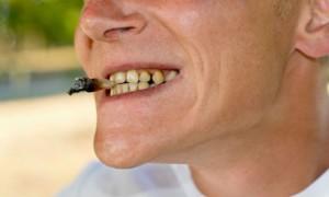 Denti gialli, labbra scure... la Nonna vi consiglia di smettere di fumare, ma se non ce la fate ecco alcuni rimedi agli inestetismi!