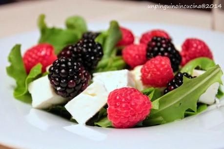 Insalatina con more, lamponi e feta