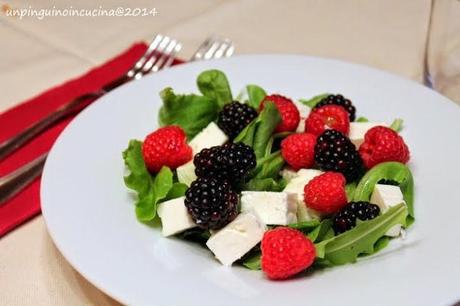 Insalatina con more, lamponi e feta