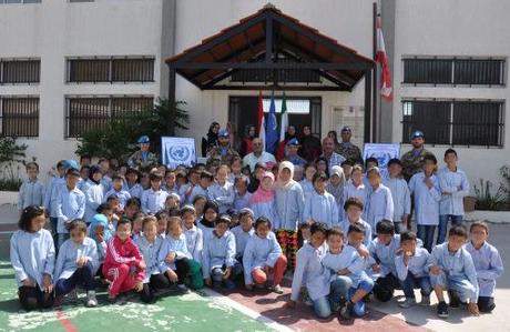 Libano/ CIMIC. I Caschi blu italiani consegnano materiale scolastico ai bambini del sud