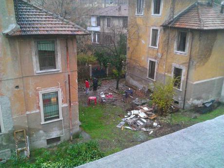 La peggio gioventu’: i residenti a colpi di gavettoni di piscio di maiale contro i concerti del Lambretta e gli affari in nero del centro”social” lambretta 2