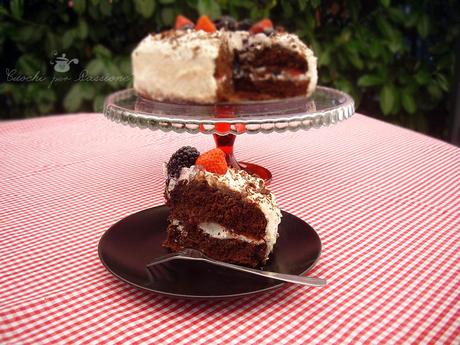 Fetta di Torta doppio Cioccolato con Panna e Frutti di bosco