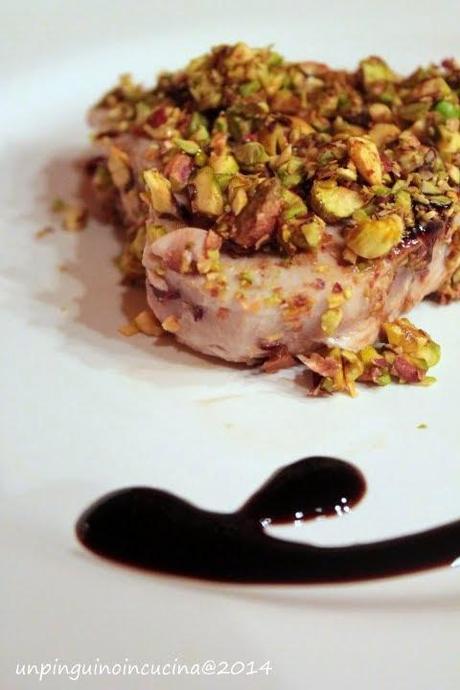 Tonno in crosta di balsamico e pistacchi