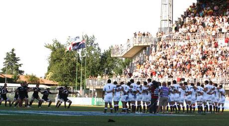 L'Inghilterra Under20 osserva la haka dei Baby Blacks prima della finale della JWC 2011 al 'Plebiscito' di Padova (mia foto)