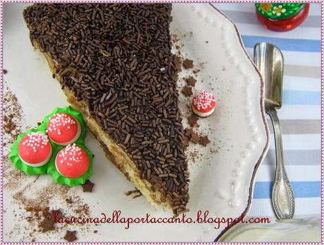 Torta di pan di spagna con cacao e confettura di ribes rosso senza lattosio